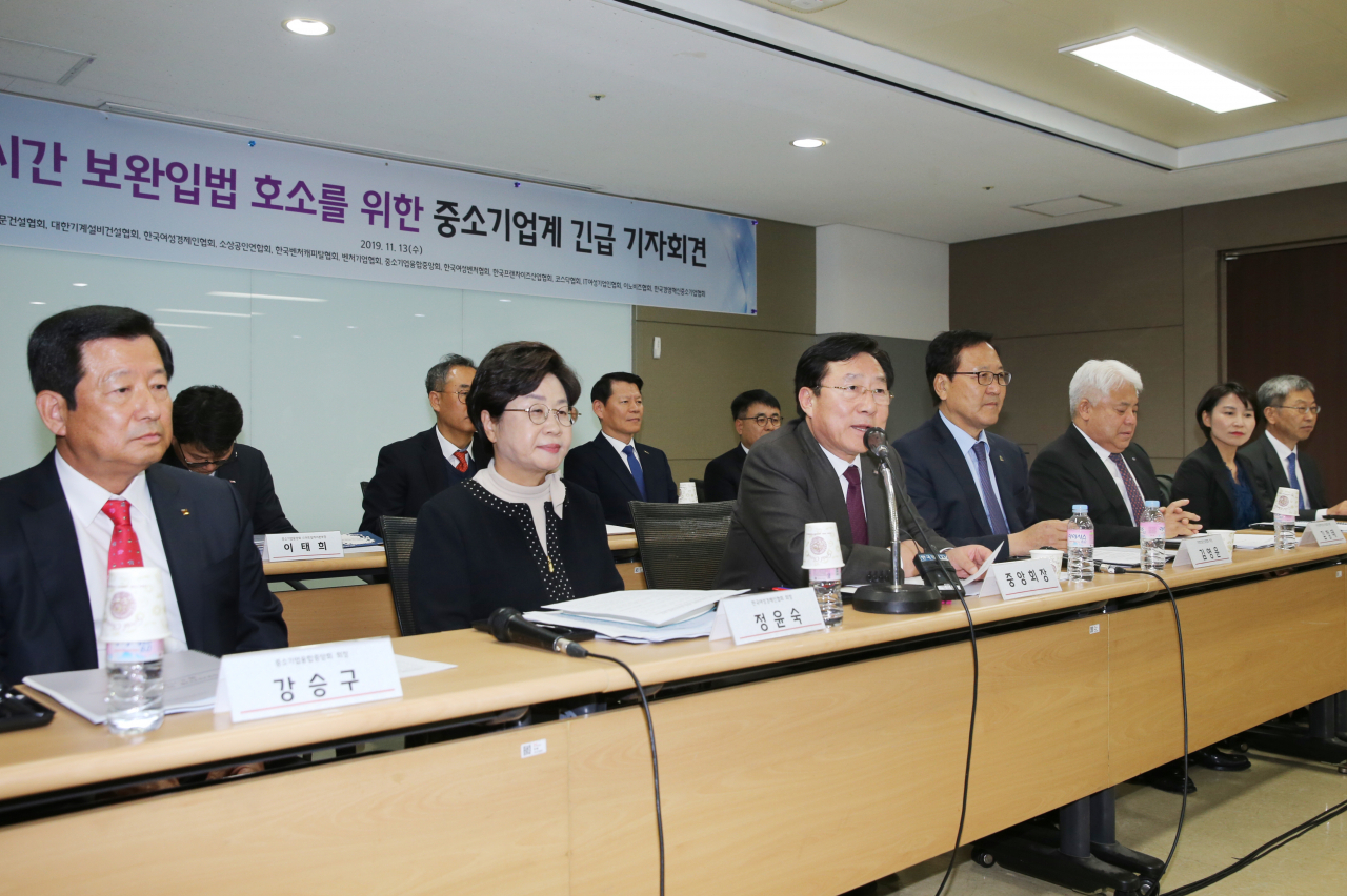 중소기업계 14개 단체들이 지난 13일 주 52시간 근로제에 대한 대안입법을 촉구하는 기자회견을 진행했다.