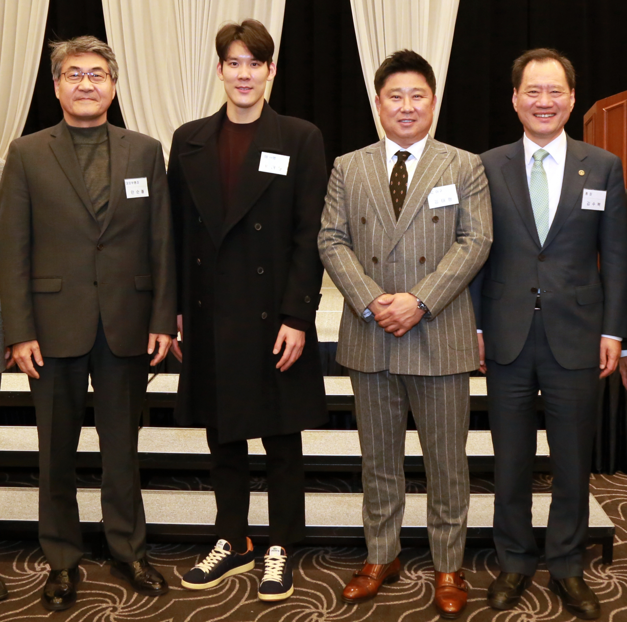 (왼쪽부터)단국대 안순철 대외부총장, 박태환 선수, 김태형 감독, 김수복 단국대총장.