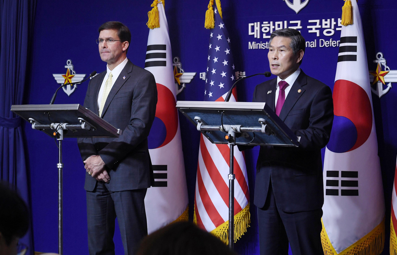 정경두 국방부 장관과 마크 에스퍼 미 국방부 장관이 15일 서울 용산구 국방부에서 제51차 한·미 안보협의회(SCM) 고위회담에서 공동 기자회견을 하고 있다. [연합뉴스]