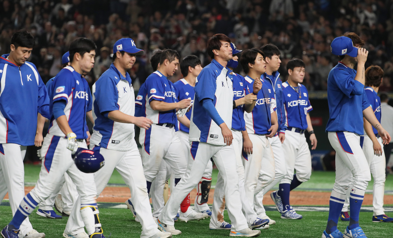 16일 일본 도쿄돔에서 열린 2019 세계야구소프트볼연맹(WBSC) 프리미어12 슈퍼라운드 4차전 한국과 일본의 경기. 8대10으로 진 한국대표팀 선수들이 경기장을 나서고 있다. [연합]