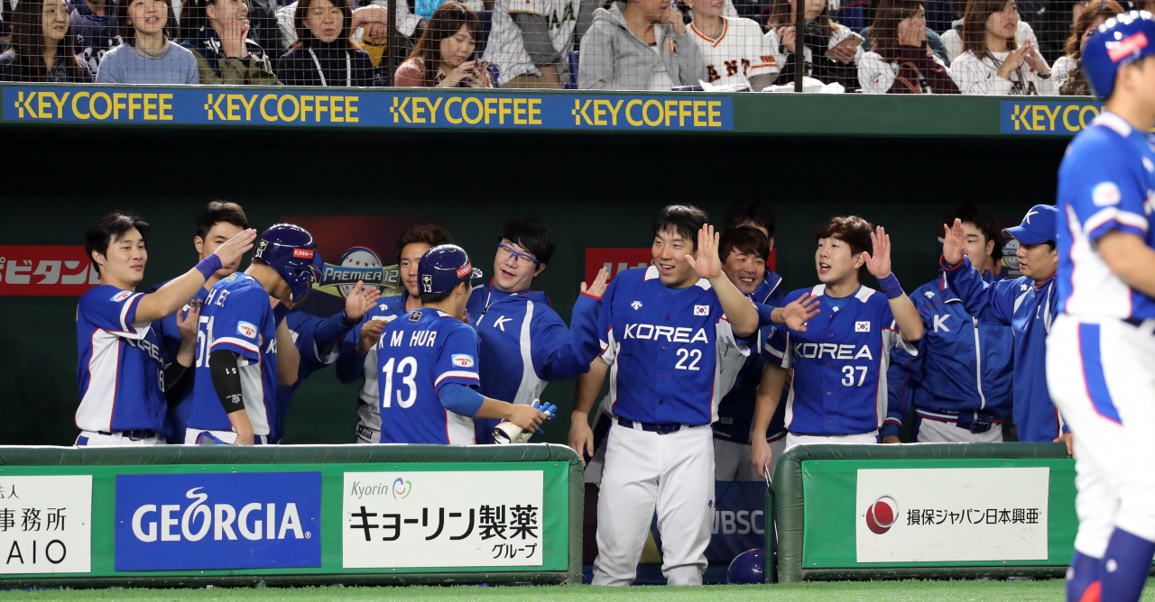 16일 일본 도쿄돔에서 열린 2019 세계야구소프트볼연맹(WBSC) 프리미어12 슈퍼라운드 한국과 일본의 경기. 7회 초 투아웃 강백호의 2타점 적시타때 홈을 밟은 이정후와 허경민이 팀 동료들과 환호하고 있다. [연합]