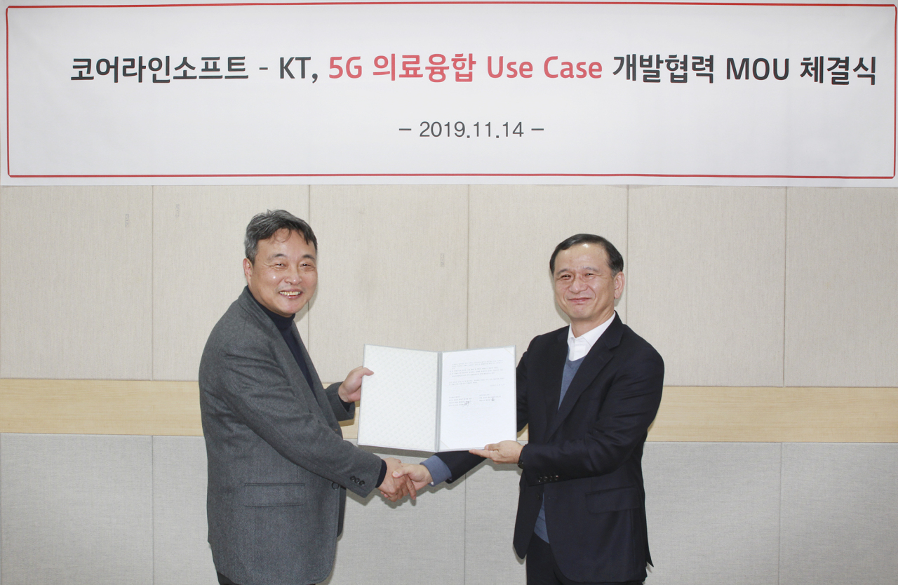 KT Infra Research Lab chief Lee Sun-woo(right) shakes hands with Coreline Soft chief Choi Jung-ho at a MOU signing ceremony in Seoul on Thursday. KT