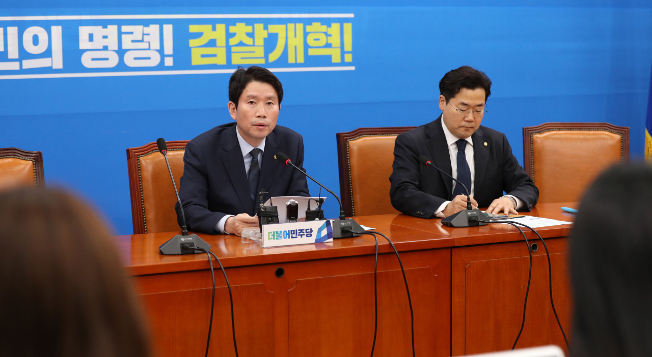 17일 국회에서 기자간담회 중인 이인영 더불어민주당 원내대표. [연합]