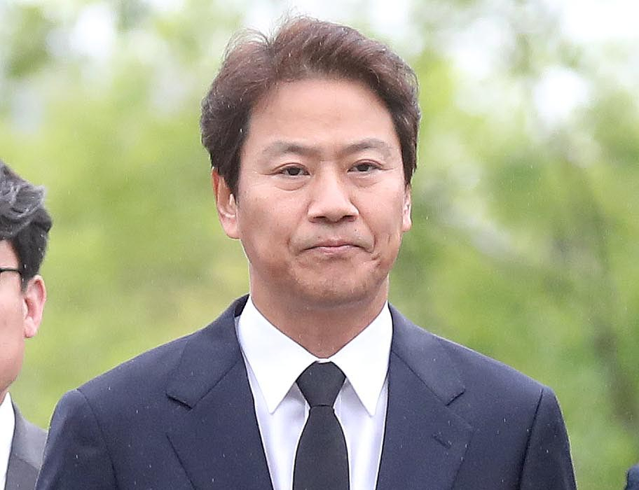 사진은 임종석 전 대통령 비서실장이 지난 5월 18일 오후 경남 김해시 진영읍 봉하마을을 찾아 노무현 전 대통령 묘역을 참배하는 모습. [연합]