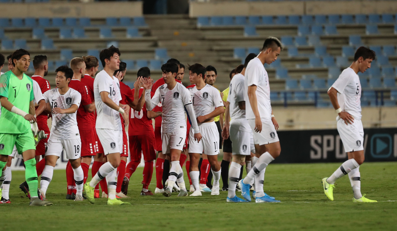 벤투 감독이 이끄는 한국 축구대표팀이 지난 14일(한국시간) 레바논 베이루트의 스포츠시티 스타디움에서 열린 2022 카타르 월드컵 아시아지역 2차 예선 H조 4차전 한국 대 레바논 경기에서 0-0으로 비긴뒤 아쉬워하고 있다. /연합뉴스