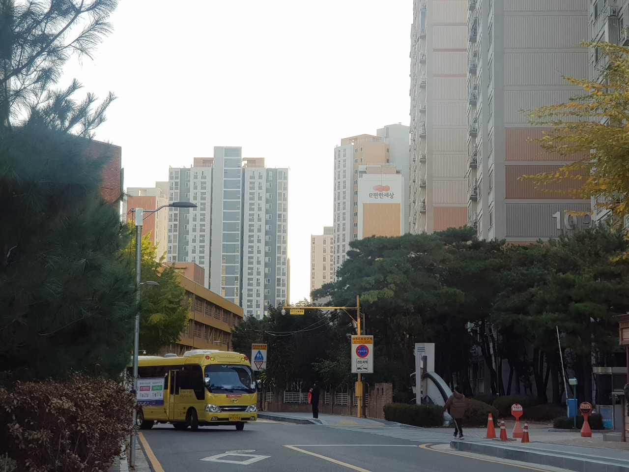 서울 마포구 염리동 염리초와 인근 아파트의 모습. 학부모 선호가 뚜렷한 학교의 배정여부에 따라 같은 단지 내에서도 시세 차이가 있다는 게 인근 공인중개업소의 설명이다. [사진=양영경 기자]