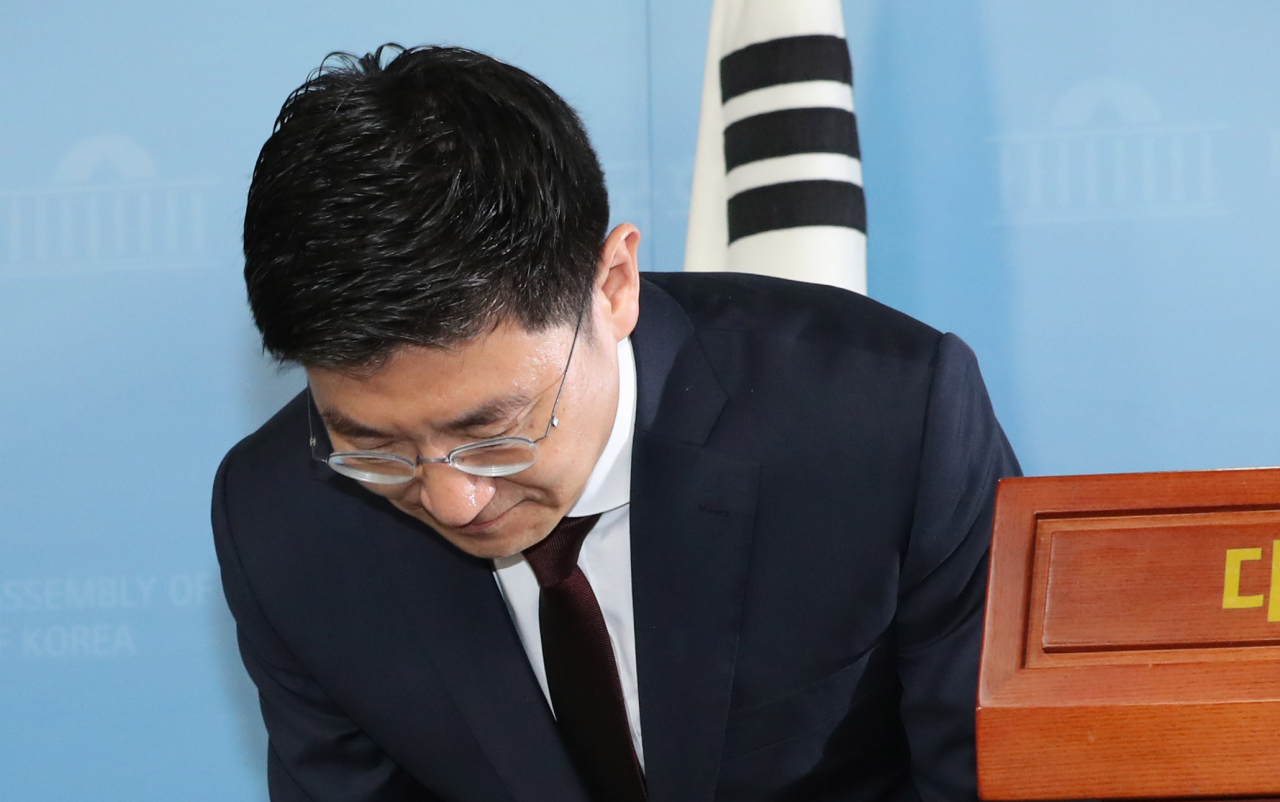 김세연 자유한국당 의원이 지난 17일 오전 국회 정론관에서 총선 불출마 기자회견을 하기에 앞서 인사하고 있다. [연합]