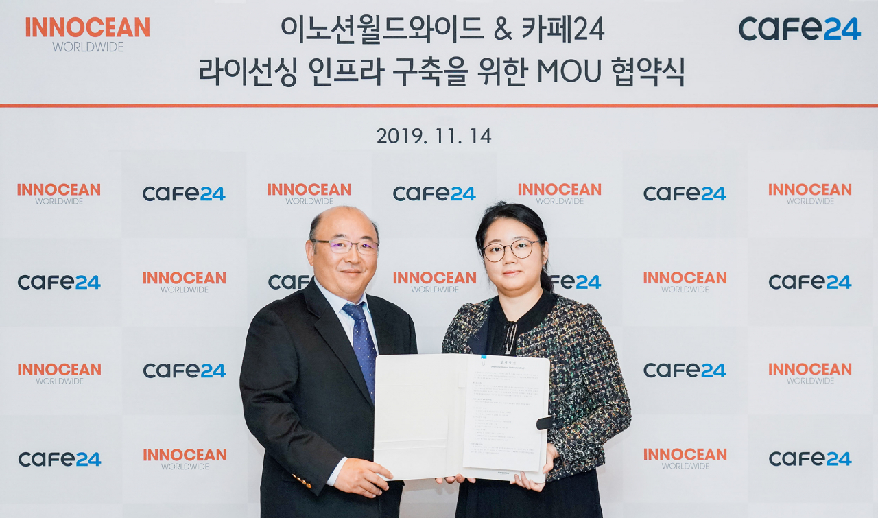 이노션 조준희 미래전략실장(왼쪽)과 카페24 제휴비즈니스총괄 김하정 이사가 전략적 제휴를 위한 업무협약을 맺고 있다. [이노션 제공]