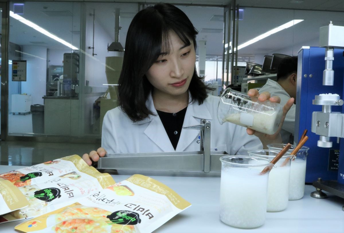 지난 15일 오전 경기도 수원시 CJ블로썸파크에서 열린 비비고 죽 R&D TALK 행사에서 CJ제일제당 비비고 죽 연구원이 소비자가 선호하는 최적의 죽 점도 구현을 위해 점도를 측정하고 있다. [CJ제일제당 제공]