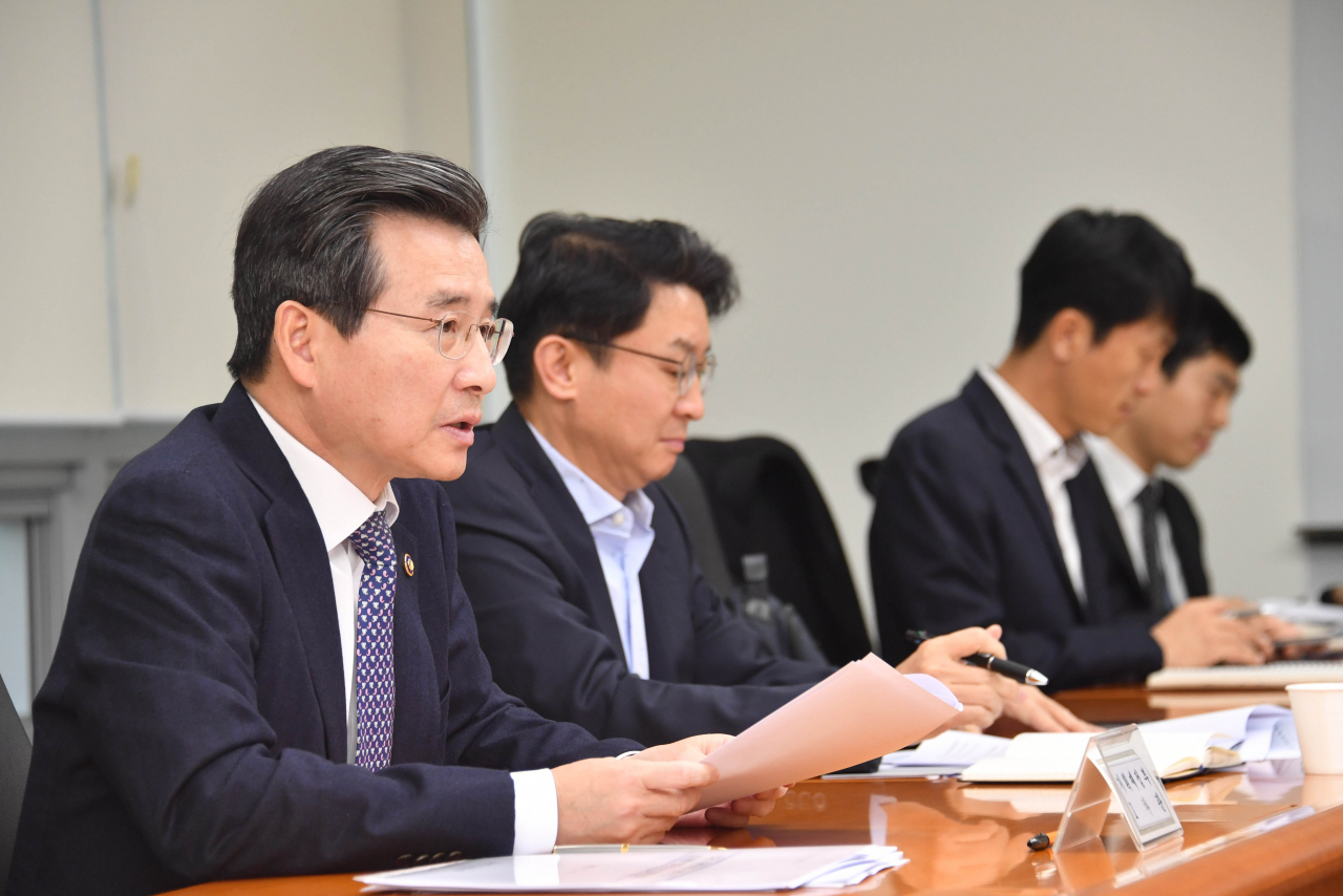김용범 기획재정부 1차관이 18일 오전 서울 수출입은행에서 '제88차 부동산시장점검회의'를 주재하며 모두발언을 하고 있다. 김 차관은 이날 "부동산 시장의 과열 내지 불안 조짐이 있을 시 적용지역 추가지정을 검토하는 등 필요한 정책을 주저 없이 시행하겠다"며 추가 대책 가능성을 시사했다. [기획재정부 제공]