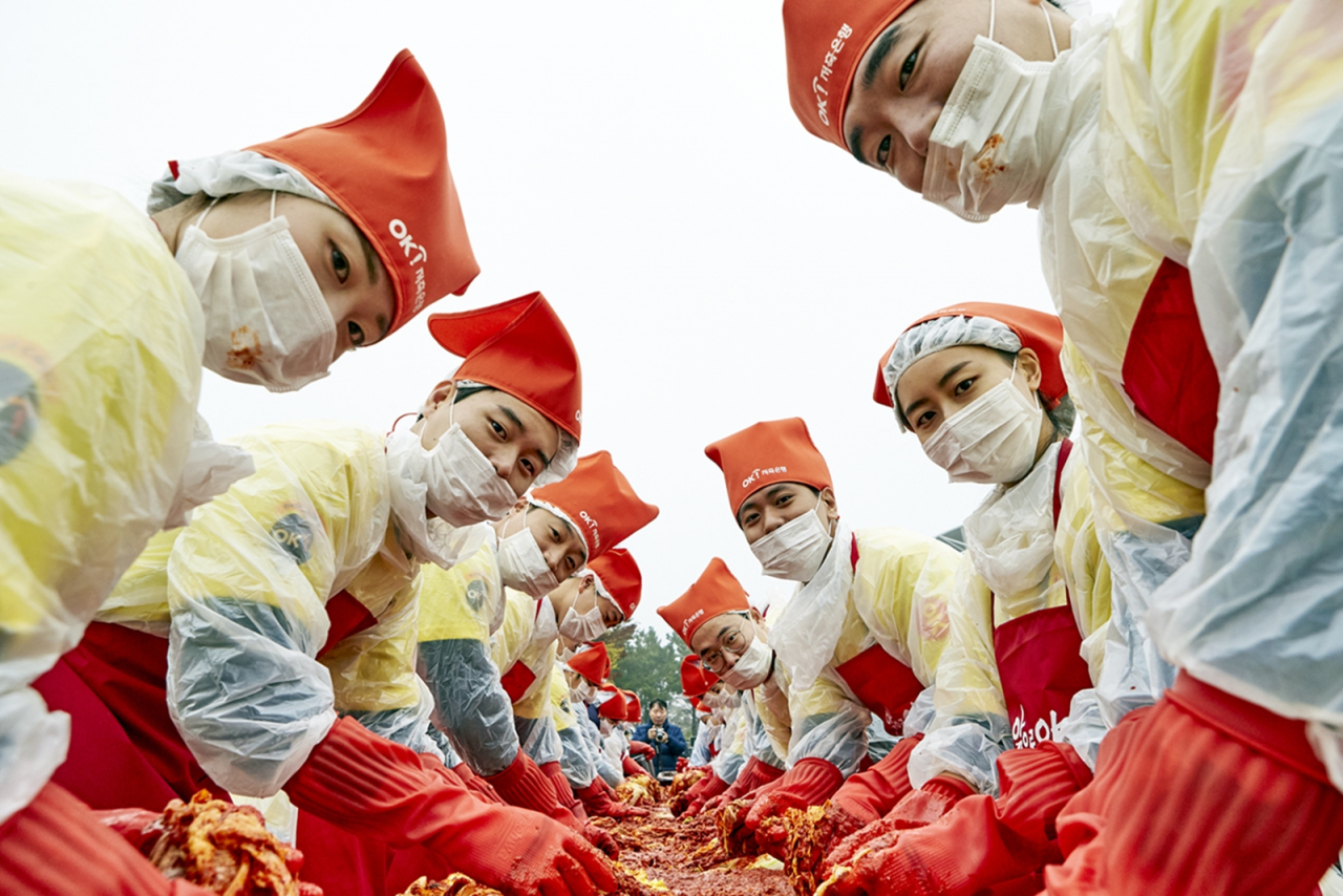 지난 16일 OK금융그룹이 경기도 안산에서 연 김장 행사에 참여한 임직원들 [OK저축은행 제공]