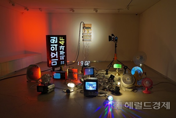 스튜디오 독산에 마련된 송호준 아티스트의 작품 ‘On Off Everything’
