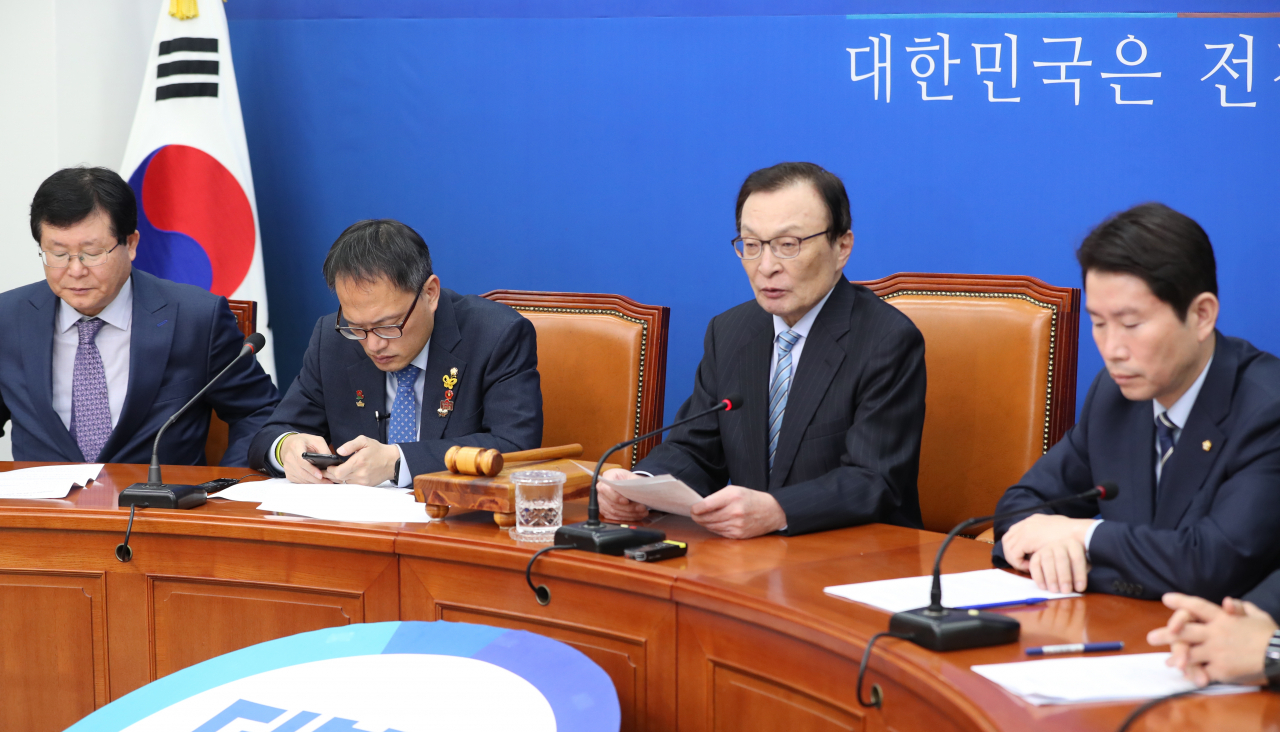 더불어민주당 이해찬 대표(오른쪽 두번째)가 18일 오전 서울 여의도 국회에서 열린 최고위원회의에서 발언하고 있다. 연합뉴스