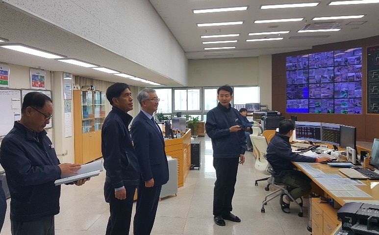 이상훈 상임감사(왼쪽에서 세번째)가 광주전남지역본부 지역통제소에서 가스 공급현황을 점검하고 있다. [한국가스공사 제공]