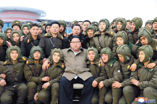 김정은 북한 국무위원장이 조선인민군 항공 및 반항공군 저격병 구분대들의 강하훈련을 지도했다고 조선중앙통신이 18일 관련 장면을 내보내며 보도했다. 김 위원장이 참가자들과 기념사진을 찍고 있는 모습. [연합]