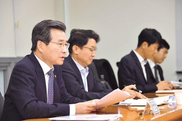 김용범 기획재정부 1차관이 18일 오전 서울 수출입은행에서 ‘제88차 부동산시장점검회의’를 주재하며 모두발언을 하고 있다. 김 차관은 이날 “부동산 시장의 과열 내지 불안 조짐이 있을 시 적용지역 추가지정을 검토하는 등 필요한 정책을 주저 없이 시행하겠다”며 추가 대책 가능성을 시사했다. [기획재정부 제공]