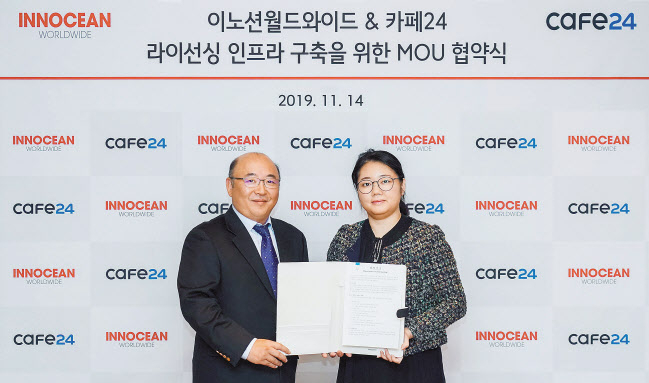 이노션 조준희 미래전략실장(왼쪽)과 카페24 제휴비즈니스총괄 김하정 이사가 전략적 제휴를 위한 업무협약을 맺고 있다. [이노션 제공]