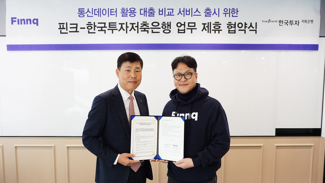 핀크 권영탁 대표이사(우)와 한국투자저축은행 조성윤 부사장(좌)이 14일 업무 제휴 협약식을 체결하며 기념사진을 촬영했다. [핀크 제공]