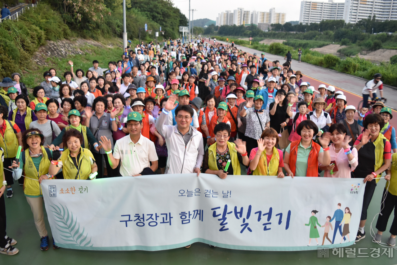 오승록(앞줄 왼쪽에서 네번째) 구청장과 노원구민들이 지난 8월28일에 중랑천 창동교 부근에서 걷기 행사에 참여해 기념 사진을 찍고 있다. [노원구 제공]