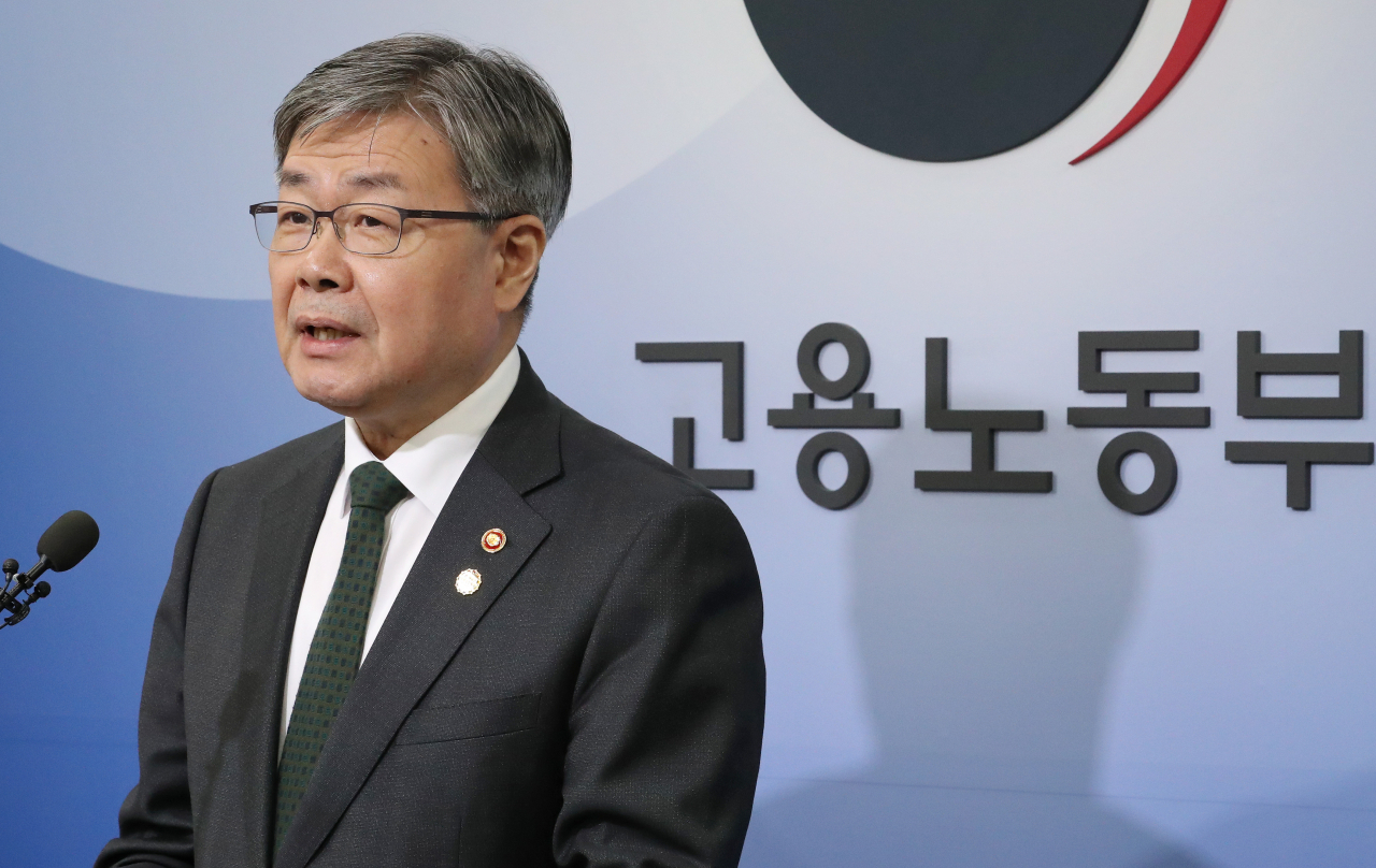 이재갑 고용노동부 장관이 18일 오전 세종시 정부세종청사 고용노동부 브리핑실에서 '주52시간제 입법 관련 정부 보완대책 추진 방향'을 설명하고 있다. [연합]