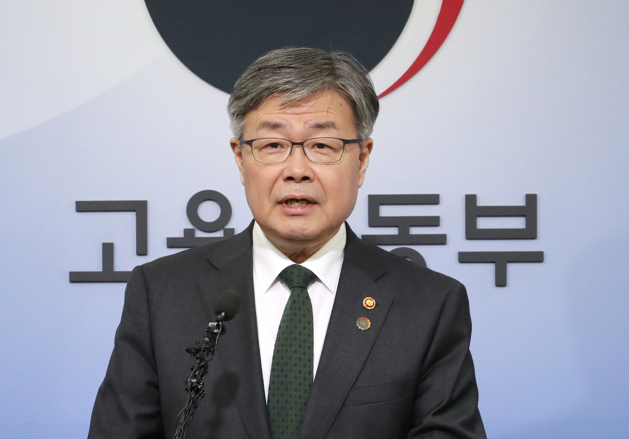 이재갑 고용노동부 장관이 18일 오전 세종시 정부세종청사 고용노동부 브리핑실에서 '주52시간제 입법 관련 정부 보완대책 추진 방향'을 설명하고 있다. [연합]