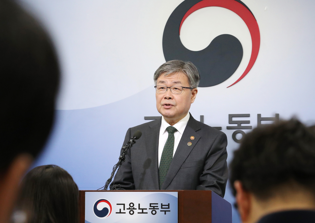 이재갑 고용노동부 장관이 18일 오전 세종시 정부세종청사 고용노동부 브리핑실에서 '주52시간제 입법 관련 정부 보완대책 추진 방향'을 설명하고 있다. [연합]