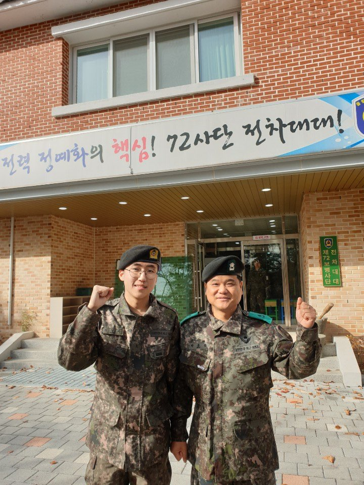 육군 72사단 장병들이 의식을 잃고 쓰러진 응급환자를 지휘차량으로 골든타임 안에 응급실로 이송해 목숨을 구했다. 환자 이씨는 현재 재활 치료를 하며 회복 중이다. 사진은 지휘차량의 운전대를 직접 잡고 이송한 대대장 박종남 소령(오른쪽)과 강남욱 일병. [육군 72사단]