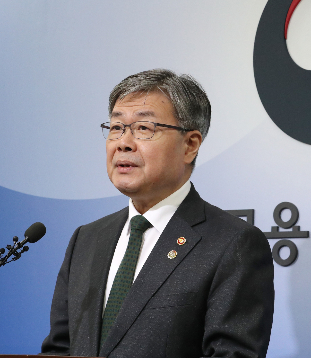 이재갑 고용노동부 장관이 18일 오전 세종시 정부세종청사 고용노동부 브리핑실에서 '주52시간제 입법 관련 정부 보완대책 추진 방향'을 설명하고 있다. [연합]