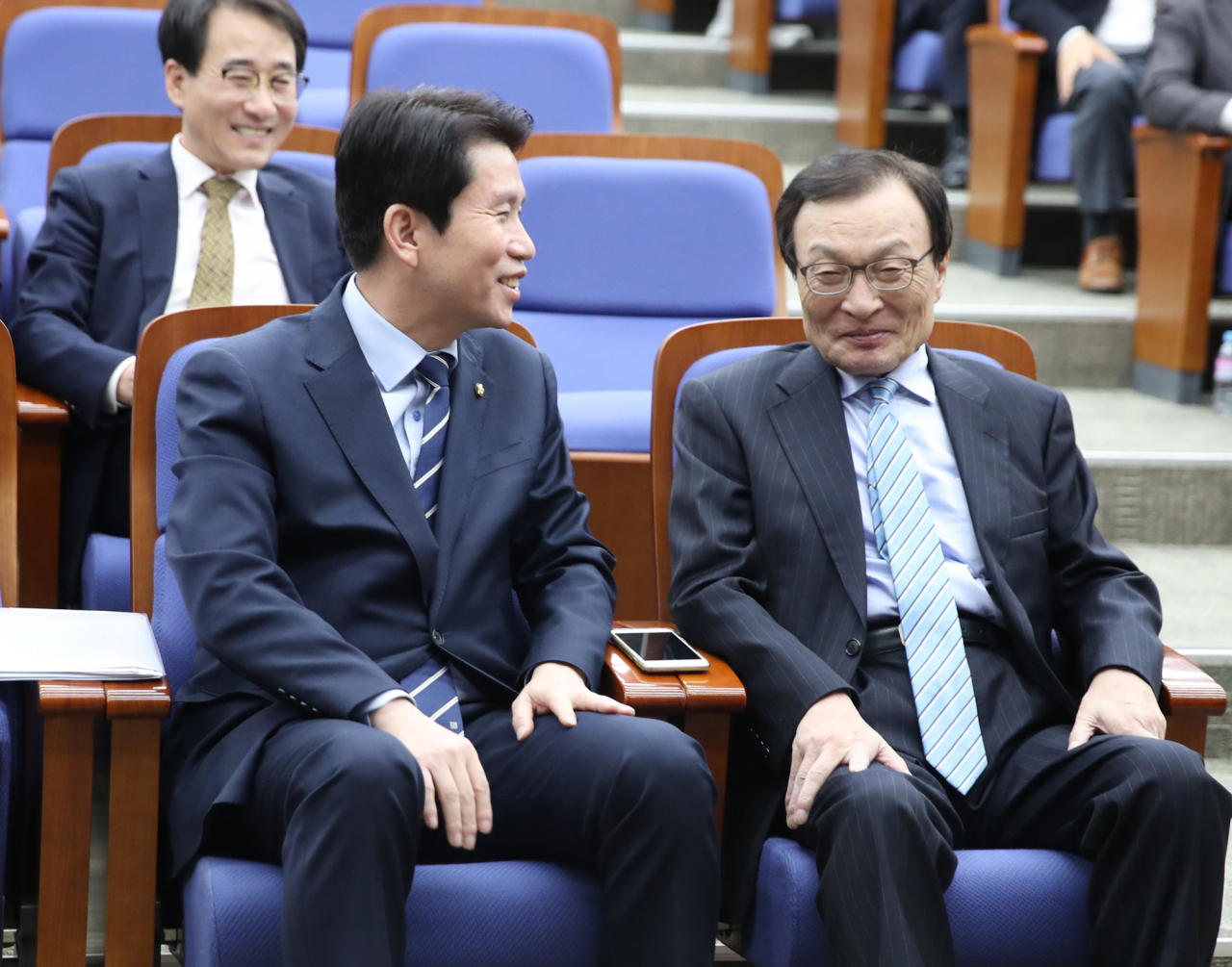 더불어민주당 이해찬 대표(오른쪽)와 이인영 원내대표가 18일 오후 서울 여의도 국회에서 열린 의원총회에서 환담하고 있다. 연합뉴스