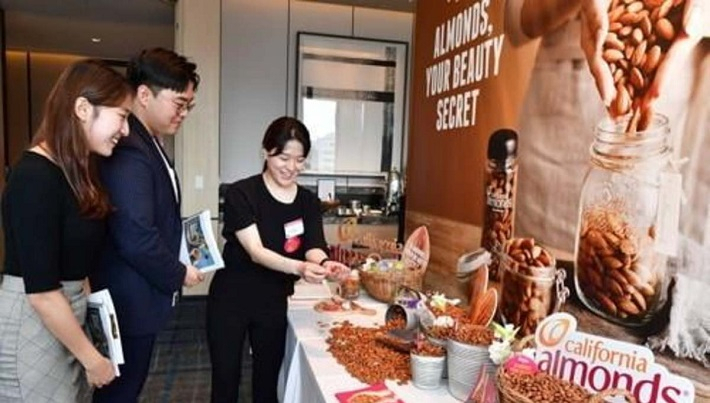 빵과 양과자, 요리나 술안주 등의 식재료로 인기가 높은 견과류에 중국인들 입맛이 길들여 지면서 국제가격이 고공행진 중이다. [연합]