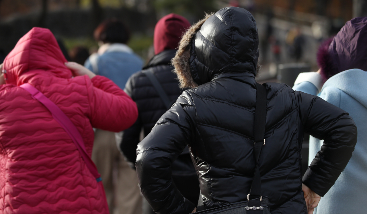 기온이 떨어지고 바람도 불어 쌀쌀한 날씨를 보인 18일 서울 남산에서 두꺼운 복장을 한 외국인 들이 이동하고 있다. [연합]