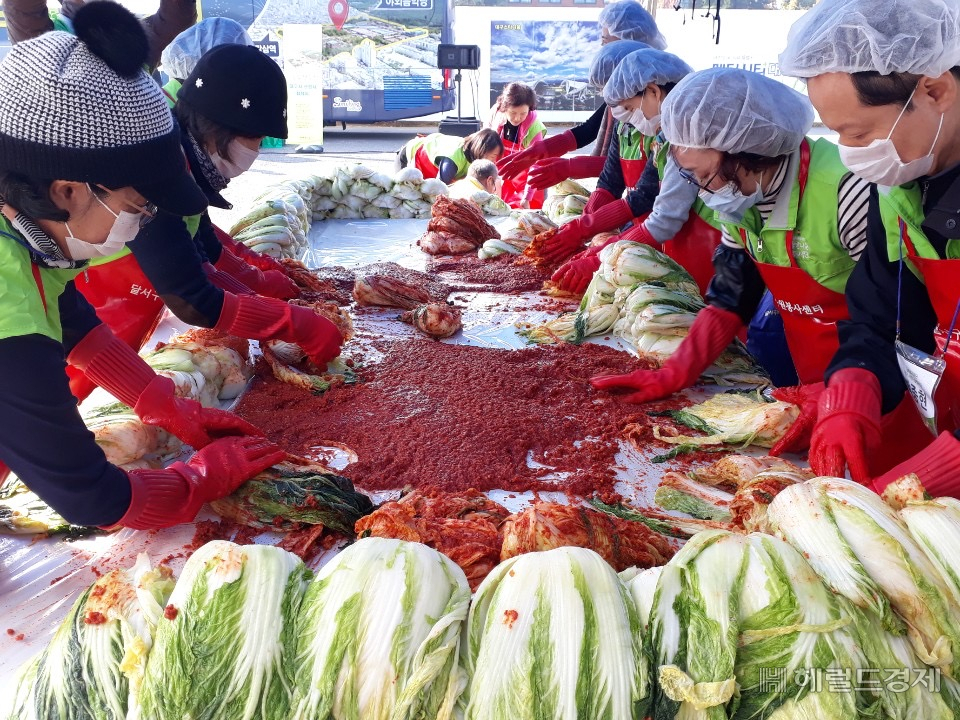 지난 16일 열린 ‘2019희망 김장나눔 한마당’ 봉사 활동 모습.[금복주 제공]