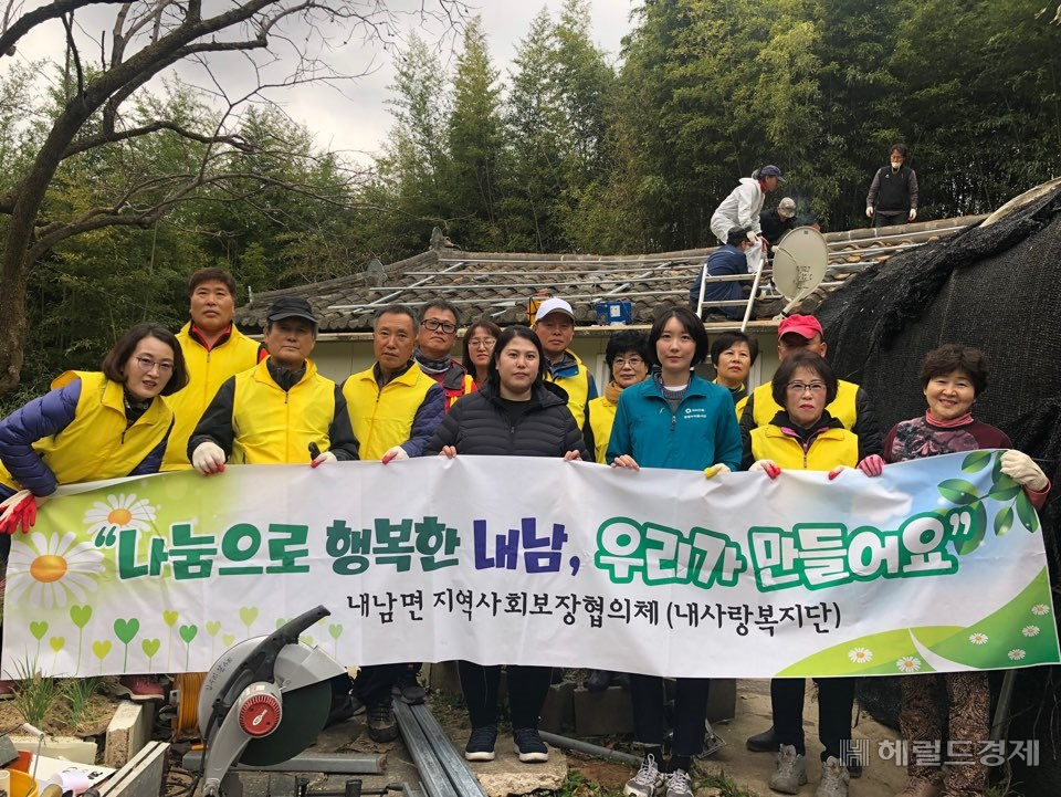 한국원자력환경공단 청정누리봉사단원과 경주집수리봉사회 회원들은 17일 내남면에서 집수리봉사활동을 전개했다.[한국원자력환경공단 제공]