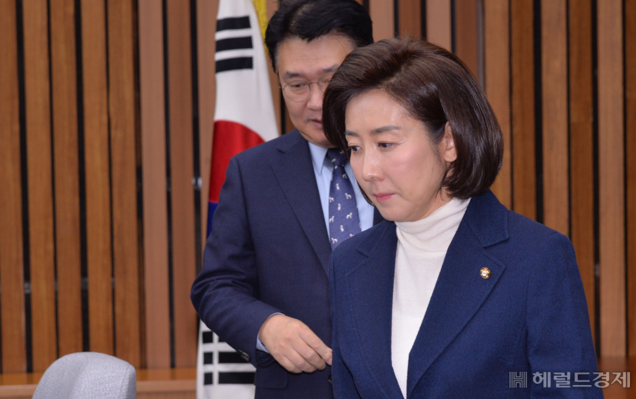 19일 국회에서 열린 자유한국당 원내대책회의. 정희조 기자/checho@heraldcorp.com
