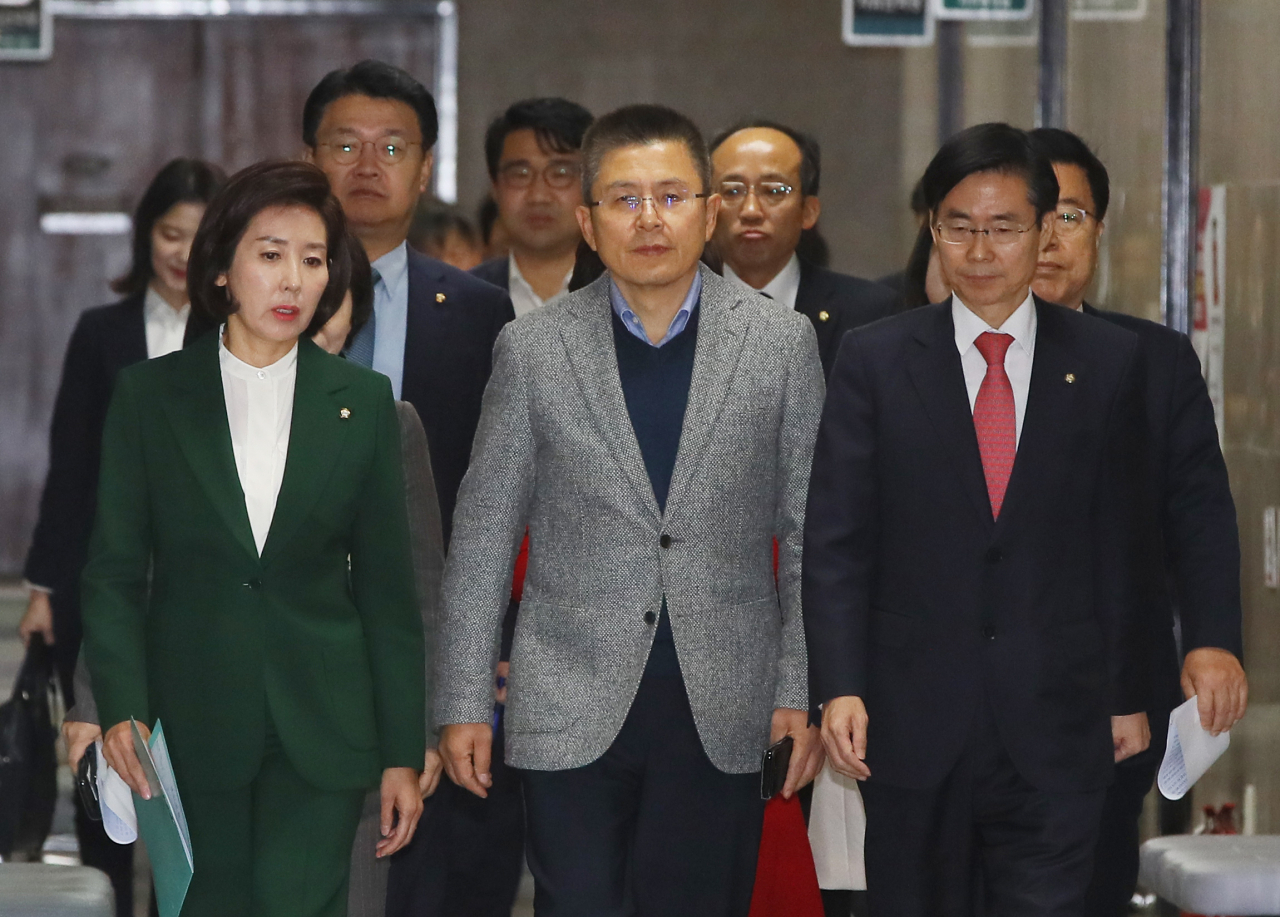 황교안 자유한국당 대표(가운데), 나경원 원내대표(왼쪽), 조경태 최고위원 등이 18일 국회에서 열린 최고위원회의에 입장하고 있다. [연합]