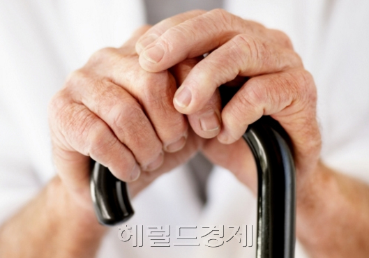 “배가 고파서” 편의점서 2500원어치 훔친 80대…형사들 도움의 손길