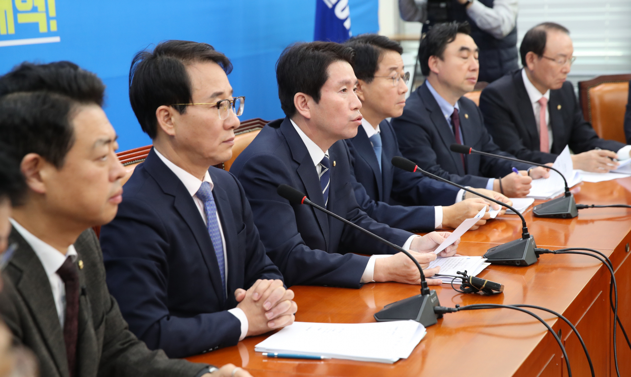 더불어민주당 이인영 원내대표(왼쪽 세번째)가 19일 오전 국회에서 열린 원내대표단 상임위 간사단 연석회의에서 발언하고 있다. 연합뉴스