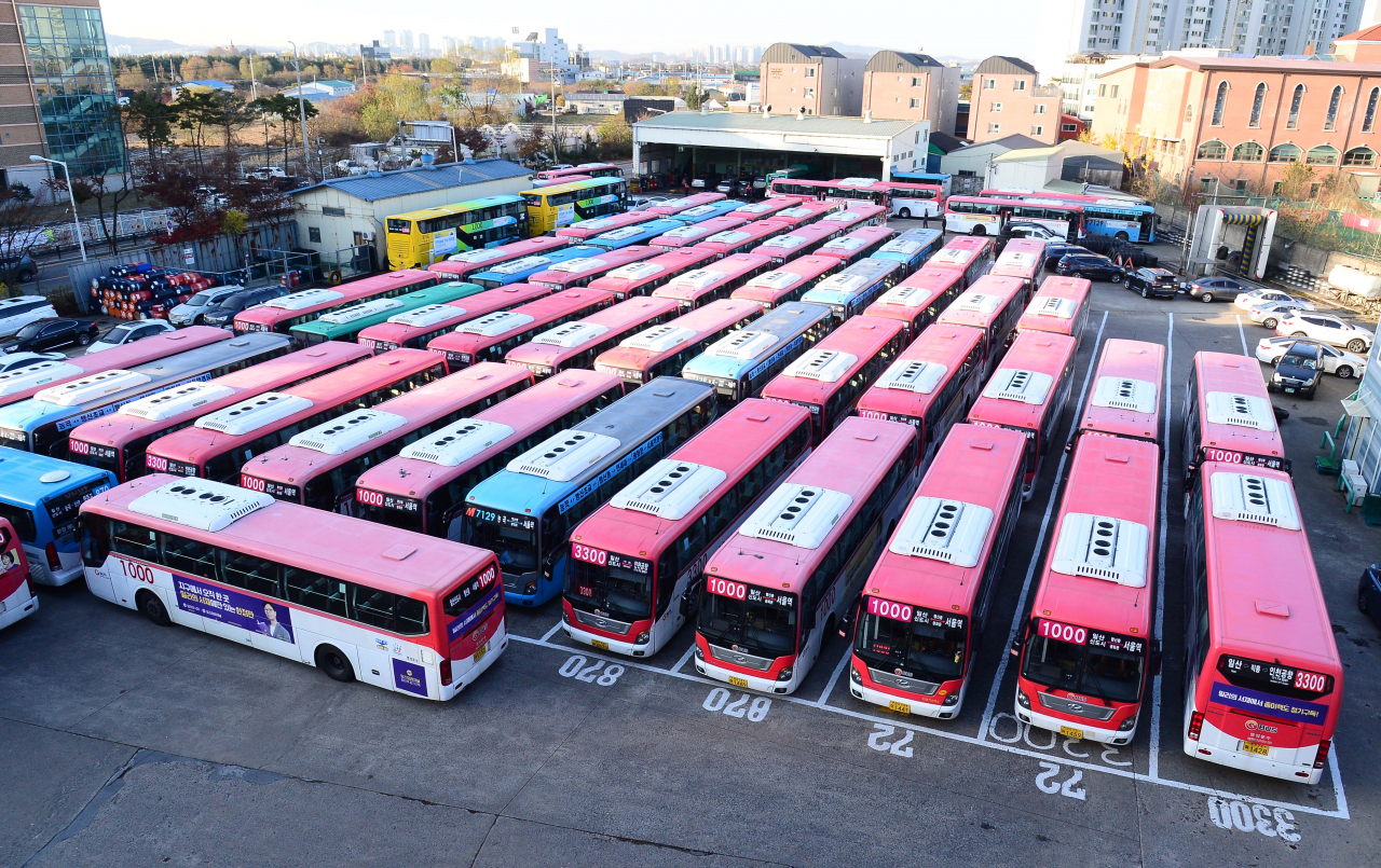19일 오전 경기도 고양시 버스업체 명성운수 노조가 파업에 들어간 가운데 고양시 대화동 명성운수 차고지에 운행을 중단한 버스들이 주차돼 있다. 고양=이상섭 기자/babtong@heraldcorp.com