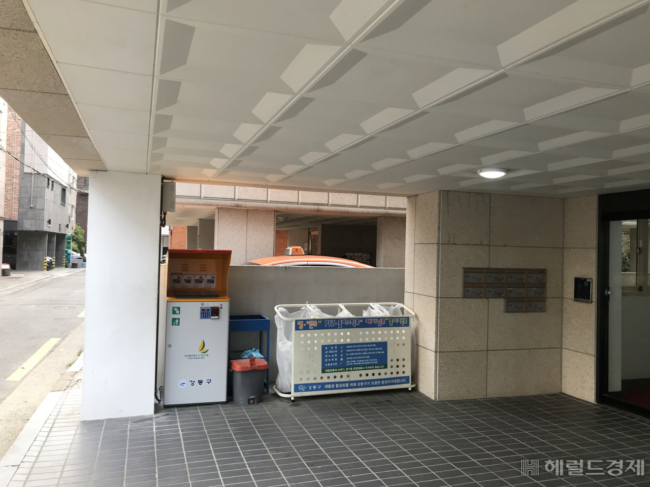 한 빌라 입구에 RFID 세대별 종량기를 설치한 모습. [강동구 제공]