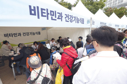 ‘2019 건강서울 페스티벌’에서 시민들이 건강기능식품 상담을 받기위해 대기하고 있다. [연합]
