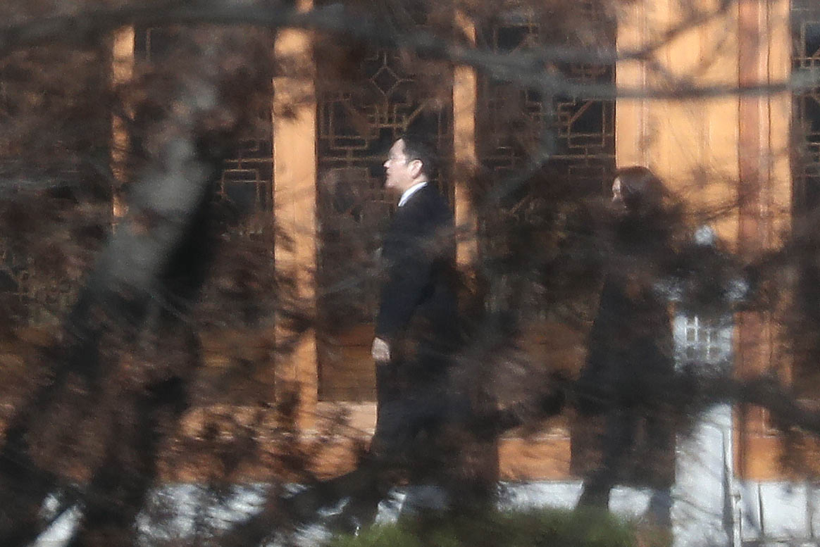 19일 오전 경기도 용인시 호암미술관 인근 선영에서 열린 삼성그룹 창업주 호암 이병철 선대 회장의 32주기 추도식에 이재용 삼성전자 부회장이 참석하고 있다.[연합]