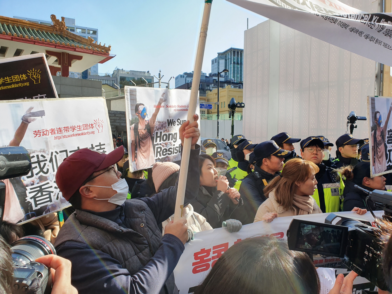 〈사진〉 19일 오후 서울 중구 주한 중국대사관 앞에서 학생들과 경찰이 대치하고 있다. [사진=김민지 기자/jakmeen@heraldcorp.com]
