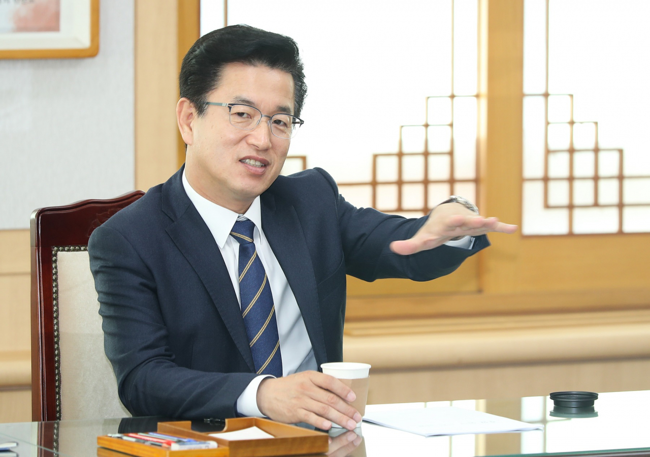 19일 대전시청 소회의실에서 허태정 대전시장이 2022년 세계지방정부연합(UCLG) 총회 유치 성과를 직원들과 공유하면서 도시외교가 국가경쟁력 중요요소라고 장조하고 있다.