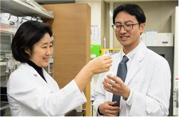 임현의, 박승철 박사가 키토산 나노입자의 생분해성을 확인하고 있다.[한국기계연구원 제공]