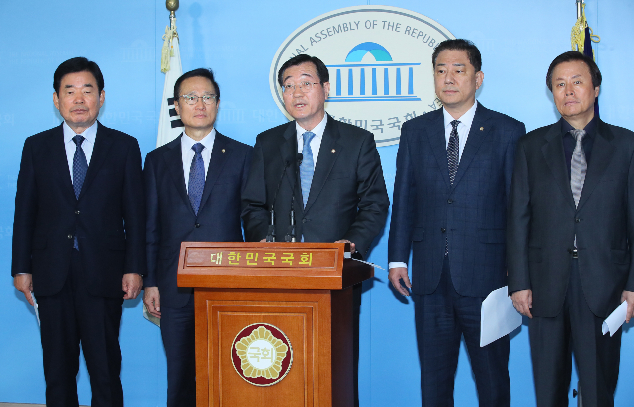 국회 국방위원회 소속 더불어민주당 김진표(왼쪽부터), 홍영표, 민홍기, 김병기, 도종환 의원이 19일 국회 정론관에서 미국의 방위비 분담금 증액 요구에 우려를 표하며 공정하고 합리적인 방위비 분담금 협상을 촉구하고 있다. 연합뉴스