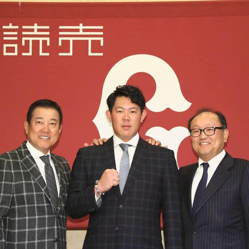 지난 18일 일본 도쿄의 한 호텔에서 기자회견을 열고 “포스팅 시스템을 통해 미국프로야구 메이저리그에 진출하겠다”고 밝힌 일본프로야구 요미우리 자이언츠의 투수 야마구치 슌(가운데). 회견에 참석한 요미우리의 하라 타츠노리(왼쪽) 감독·이마무라 츠카사 사장과 함께 취재진을 향해 포즈를 취하고 있다. [요미우리 자이언츠 인스타그램 캡처]