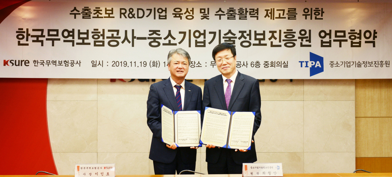 이인호(왼쪽) 한국무역보험공사 사장이 19일 서울 종로구 본사에서 중소기업기술정보진흥원(기정원)과 '수출초보 연구개발(R&D) 기업 육성 및 수출 활력 제고를 위한 업무협약'을 체결한 후 기념촬영하고 있다. ［한국무역보험공사 제공］