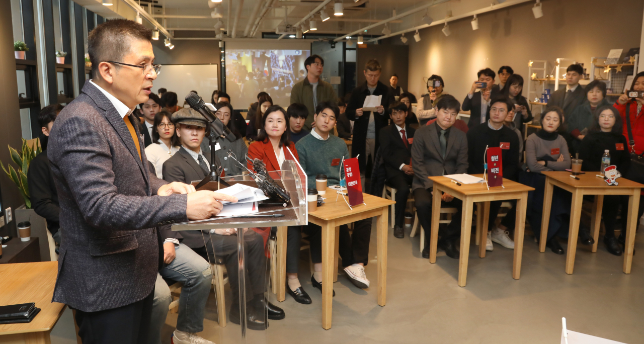 황교안 자유한국당 대표가 19일 서울 마포구 꿀템 카페에서 열린 '자유한국당 청년 정책 비전 발표회'에서 발언하고 있다. [연합]