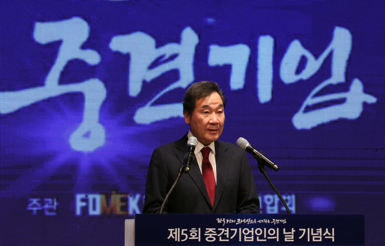 이낙연 국무총리가 19일 오후 서울 중구 롯데호텔에서 열린 제5회 중견기업인의 날 행사에서 축사를 하고 있다.［연합］