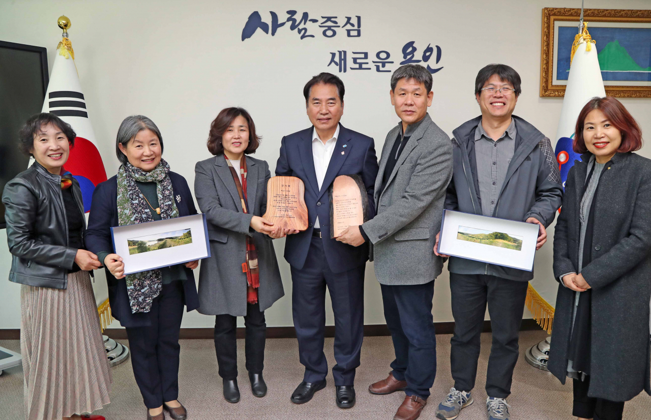 백군기 용인시장(가운데)가 감사패를 받았다.[용인시 제공]